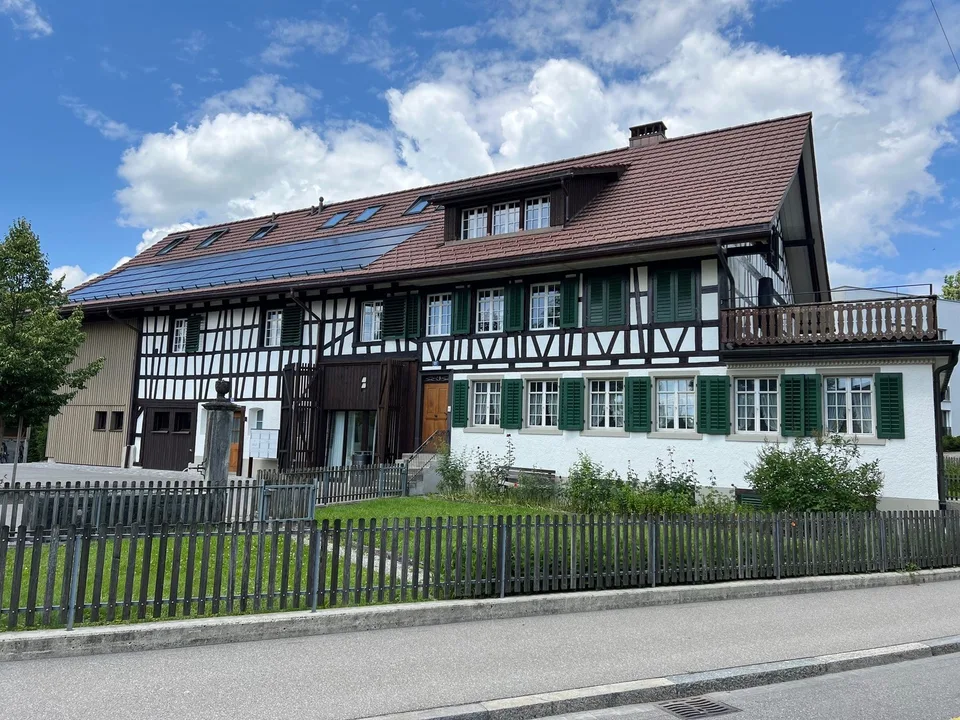 3 1/2-Zimmer Maisonettewohnung mit Sitzplatz in umgebauter Scheune / Riegelhaus