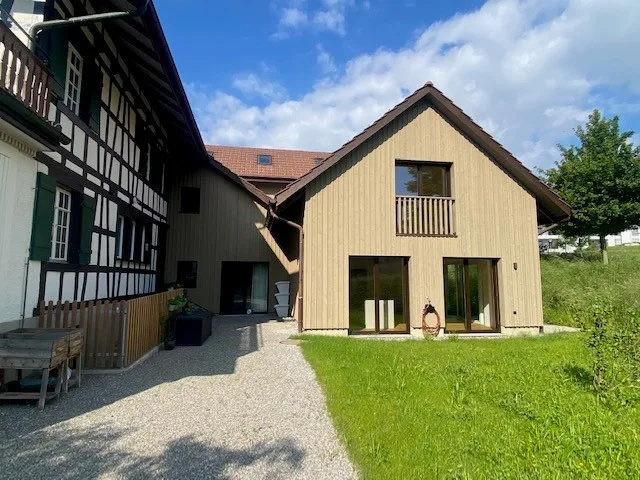 3 1/2-Zimmer Maisonettewohnung mit Sitzplatz in umgebauter Scheune / Riegelhaus