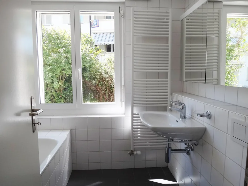 Schöne 2-Zimmerwohnung mit grosser Terrasse Nähe Dorfzentrum und Bahnhof ... – Foto 6 von 9