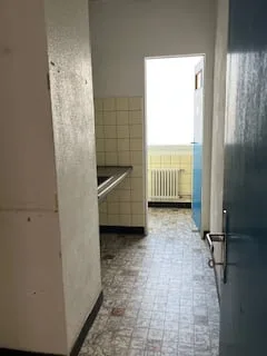 Kommerzieller Raum und Werkstatt im Erdgeschoss in Le Locle