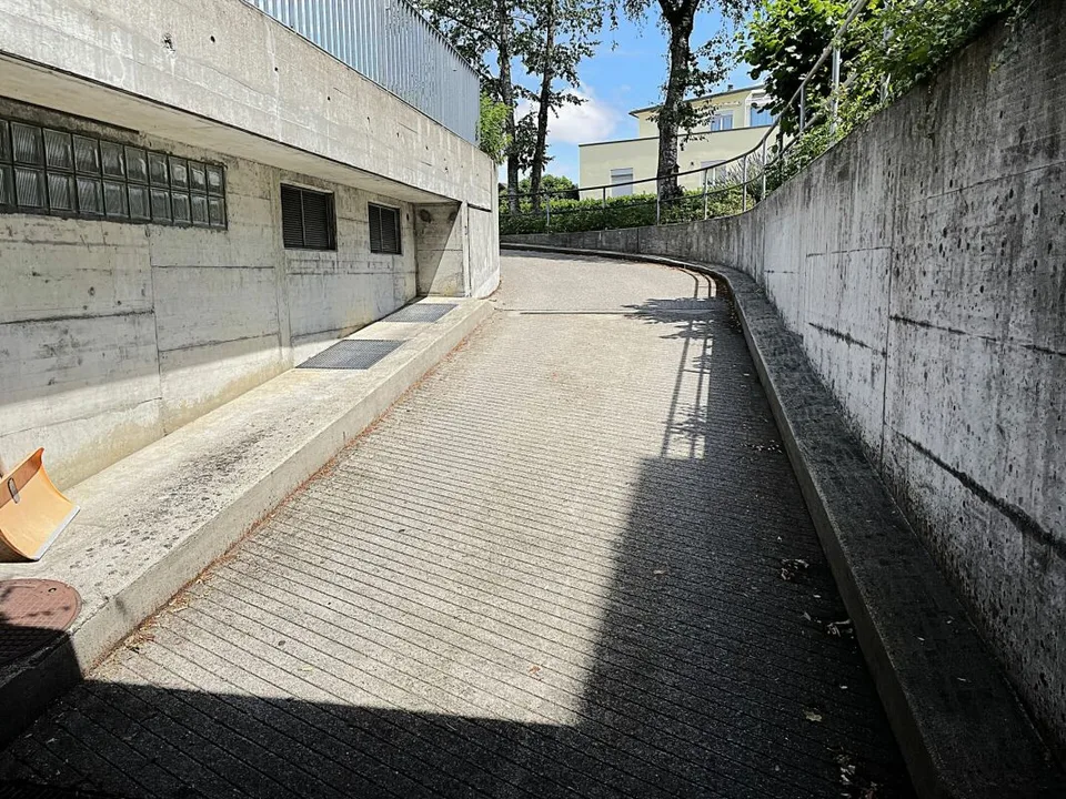 Einstellhallenplatz in Münchenbuchsee