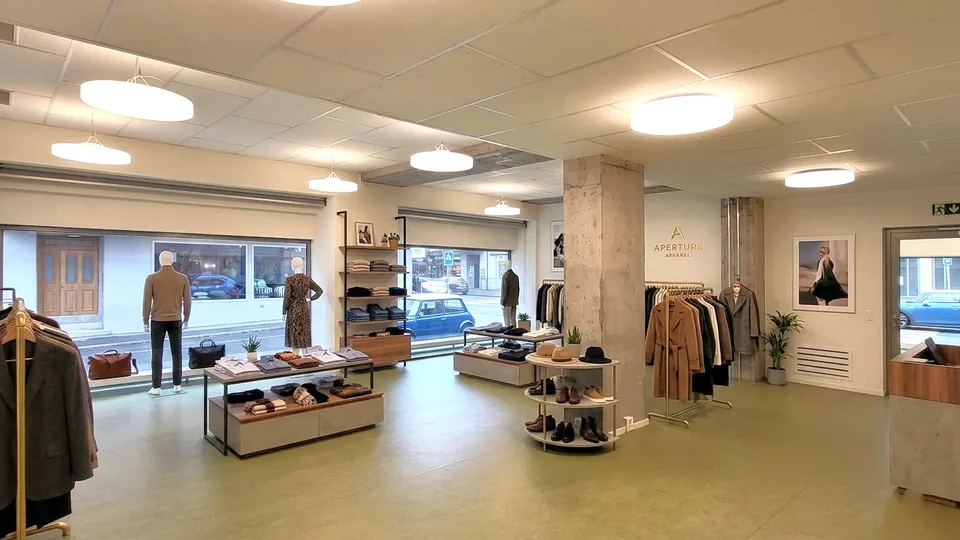 Espace commercial représentatif avec une visibilité maximale au cœur de Glarus!