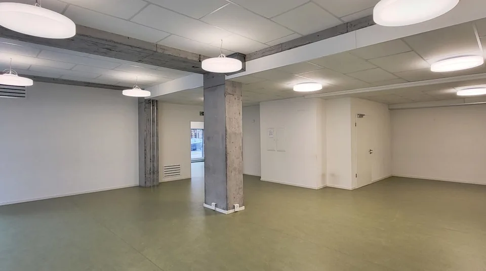 Representative commercial space with maximum visibility in the heart of Glarus! – photo 8 of 10