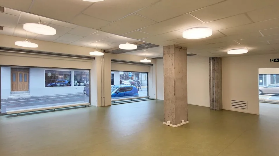 Espace commercial représentatif avec une visibilité maximale au cœur de Glarus!