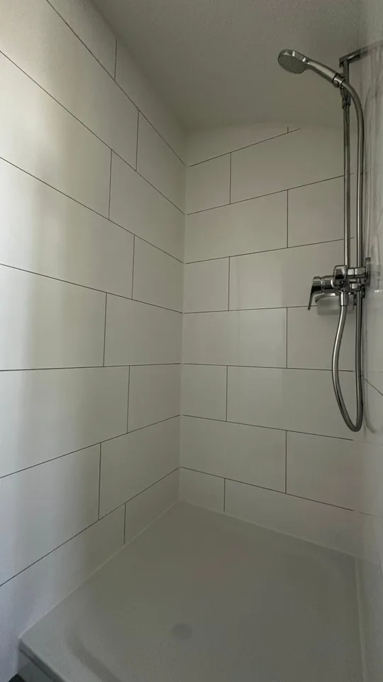 Erstvermietun nach Sanierung: 1-Zimmer-Dachwohnung