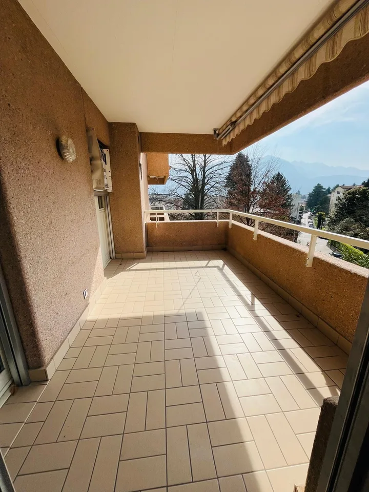 Luminoso appartamento di 4.5 locali con garage doppio a Lugano