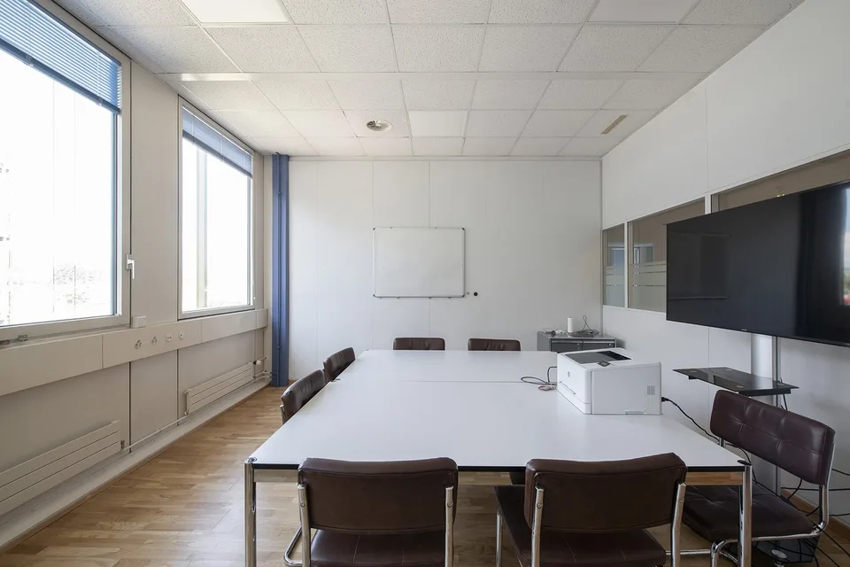 450m2 uffici al 1° piano del CTN 12 a Plan-les-Ouates. Completamente ristrutturato.