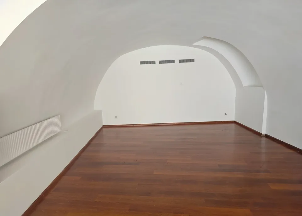 Zentrale Gewerbefläche in Liestal – 98 m² mit Schaufensterfront und Gewölberaum