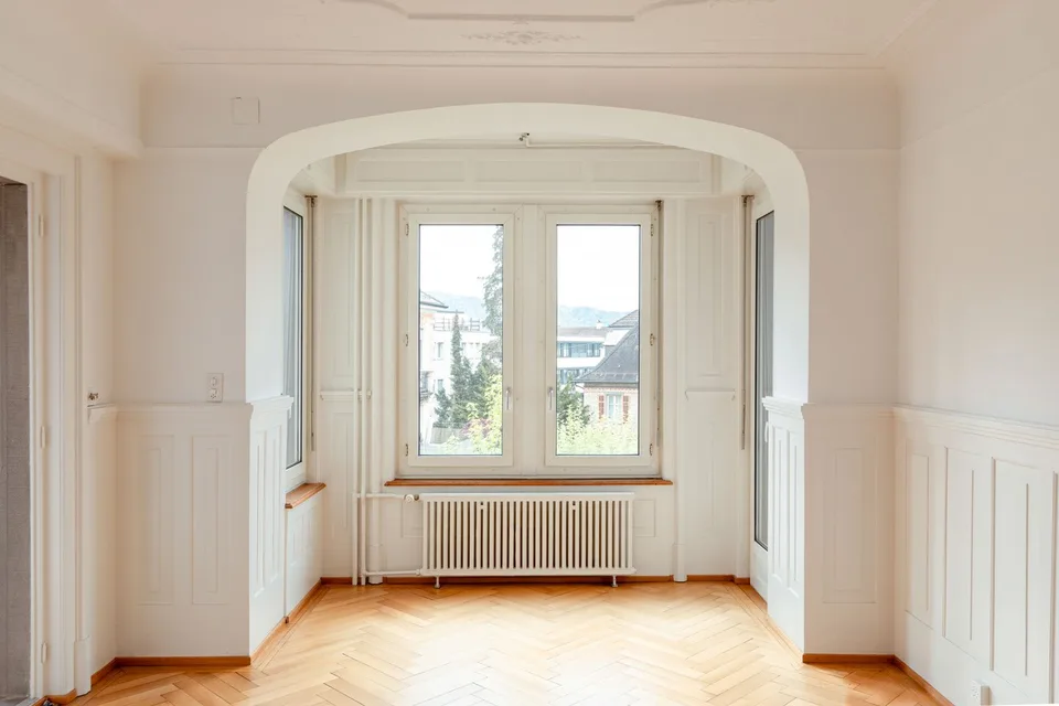 Appartamento di 3,5 locali con soffitti in stucco vicino a Schaffhauserplatz