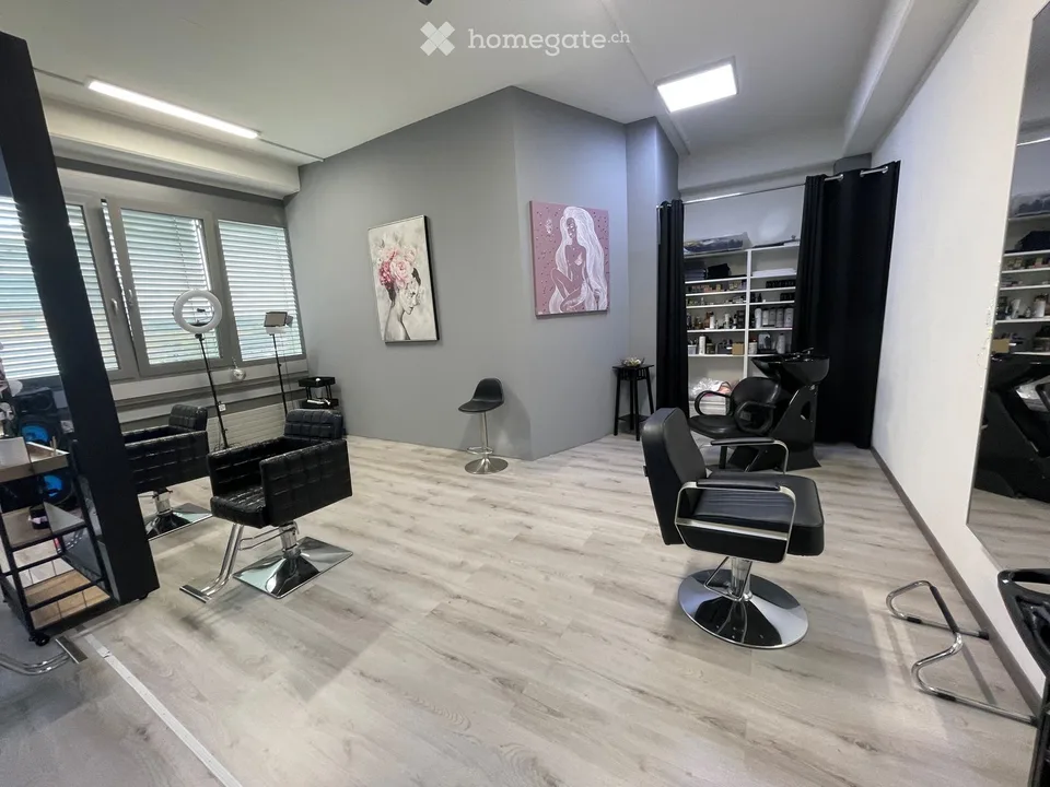 2  Gewerbe- / Büroräume / Behandlungsraum: 72 oder 90 m2.   Therapie / Tattoo / Massage / Kosmetik..