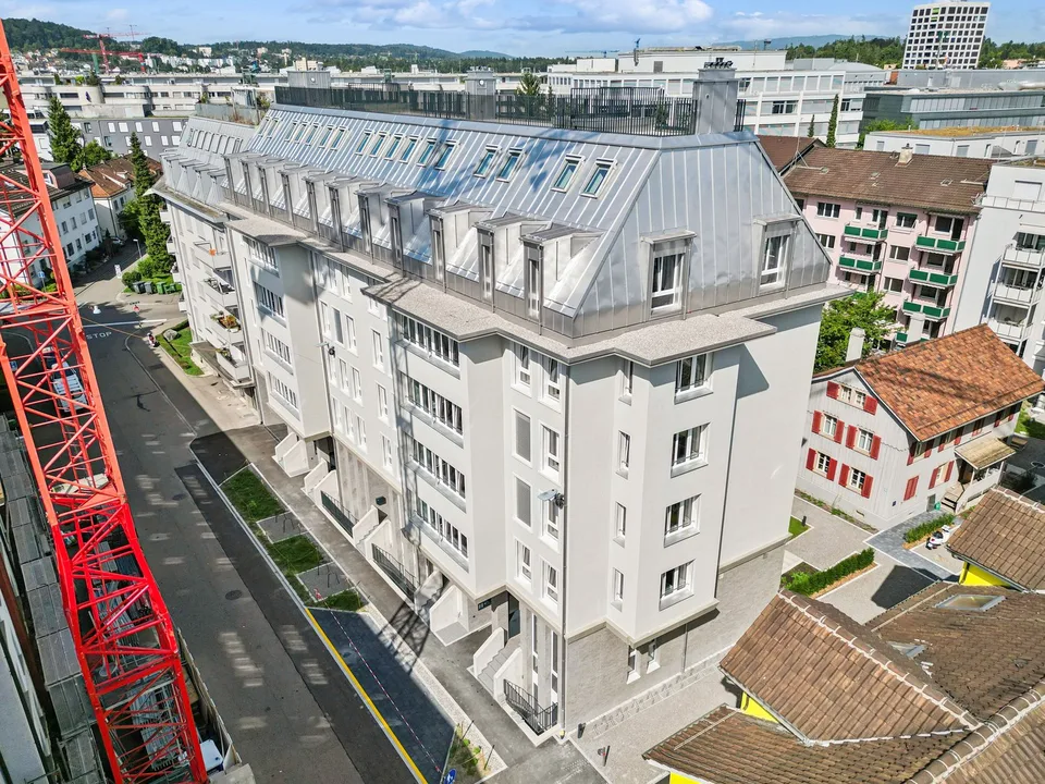 ERSTVERMIETUNG: Exklusive Maisonettewohnung mit Dachterrasse in Zürich-Oerlikon