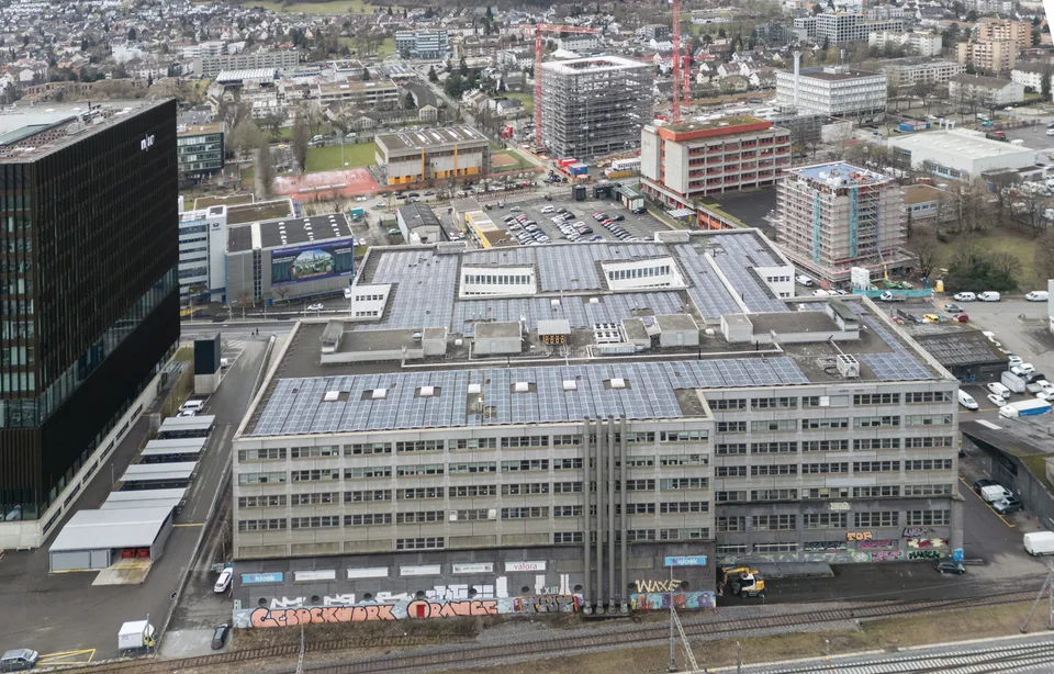 Logistikfläche mit Hochregallager unweit der Autobahn A3