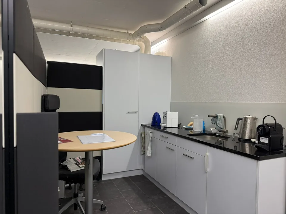 🏢 Moderne Coworking-Werkplatz | CHF 699/Monat | Chamerstrasse 176 Zug | Verfügbar ab sofort