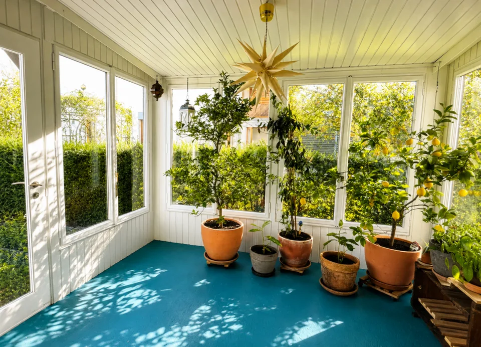 2 helle Arbeitsräume mit Wintergarten in einer Herrschaftsvilla