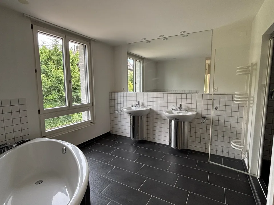 Appartement d'attique unique de 4,5 pièces dans le quartier préféré de Steingruben
