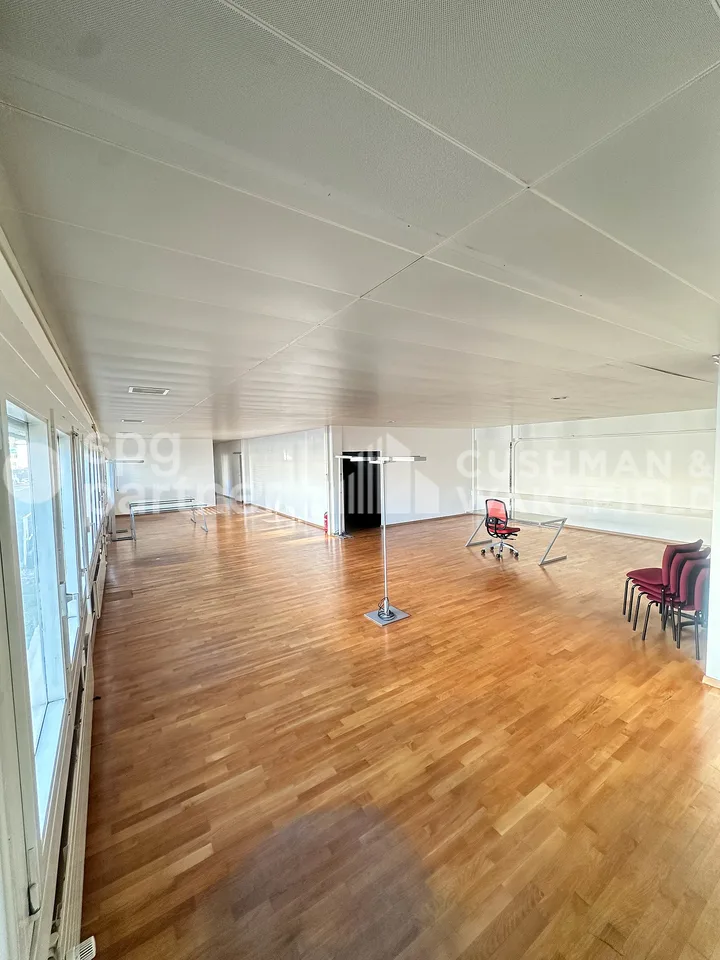 Surface de 312 m² en RDC pour activité artisanale, showroom ou activité B2B – photo 6 sur 12