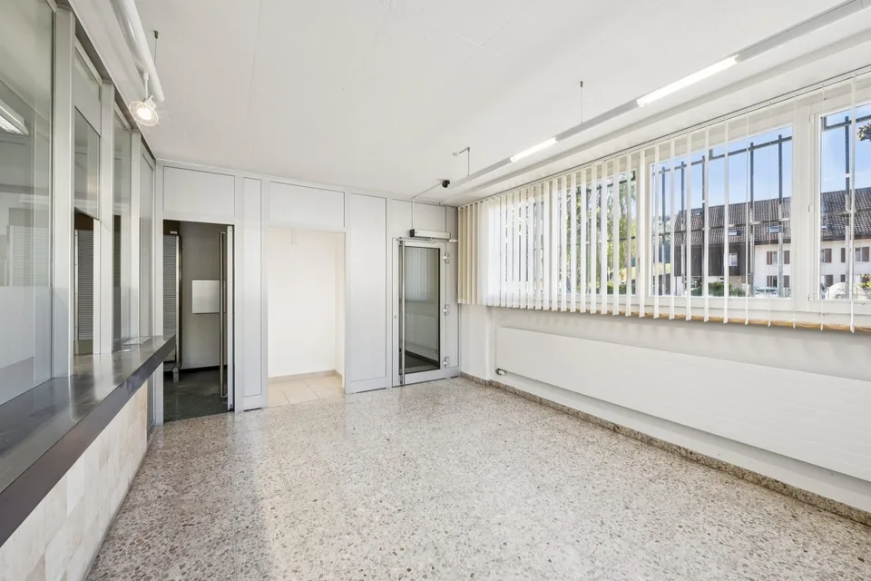 Ampii uffici in affitto a Develier – foto 11 di 12