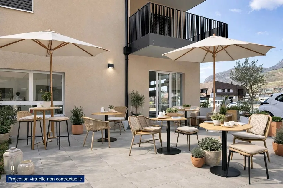 A louer à Aigle, arcade aménagée avec terrasse pour pause-café de quartier