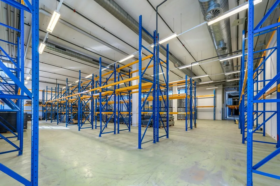 Jusqu'à 20 000 m² d'espaces de stockage/logistique | Rampes | 130 PP | disponibles 2028 | Location de surfaces partielles – photo 9 sur 13