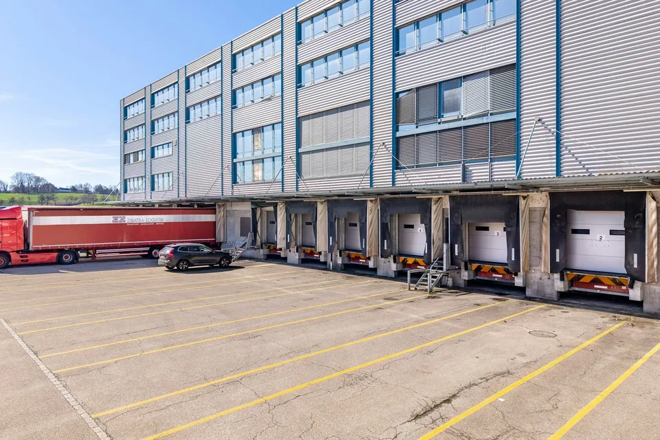 Bis zu 20'000 m² Lager-/Logistikflächen | Rampen | 130 PP | verfügbar 2028 | Teilflächenvermietung