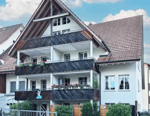 Charmante Dachwohnung mit Balkon und schöner Aussicht in Sissach