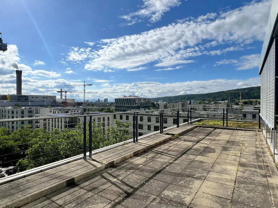 Attika Bürofläche mit Terrasse und Parkplätzten
