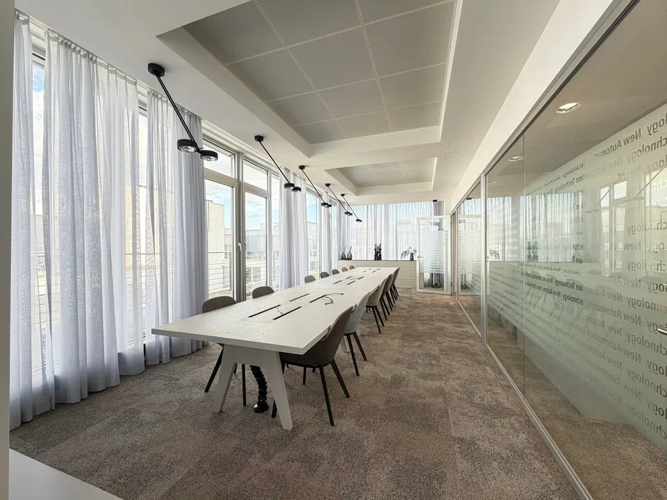 Attika Bürofläche mit Terrasse und Parkplätzten