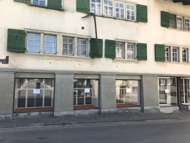 Moderne Geschäftsräume in Glarus Süd zu vermieten