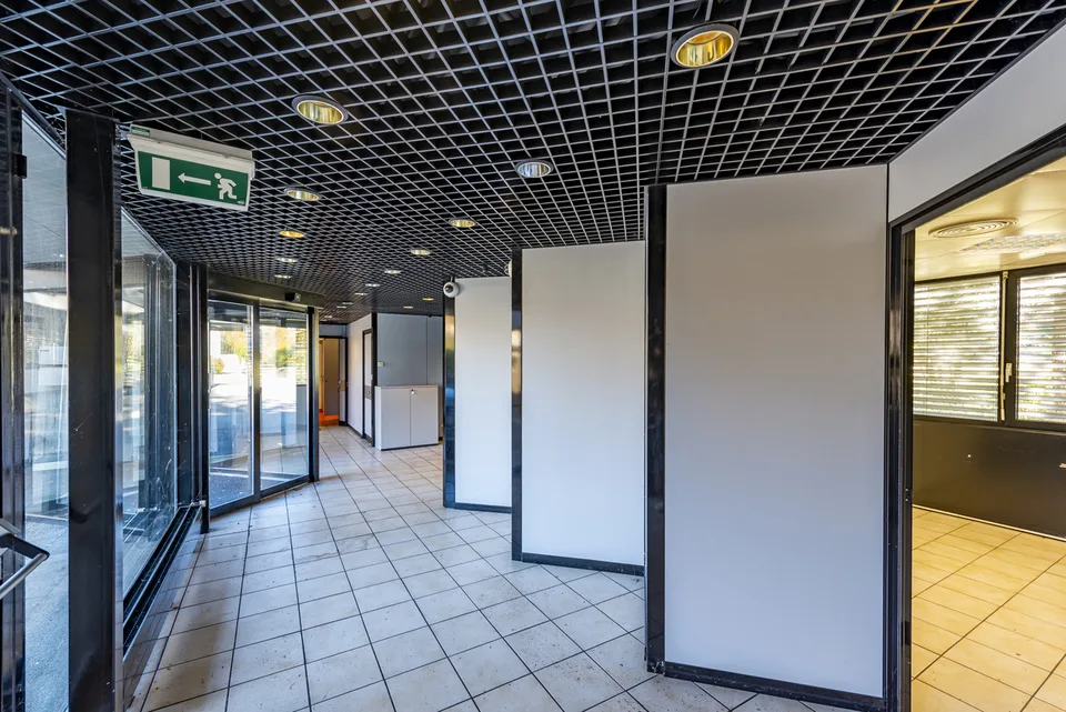 AMPIO SPAZIO COMMERCIALE A TAVERNE