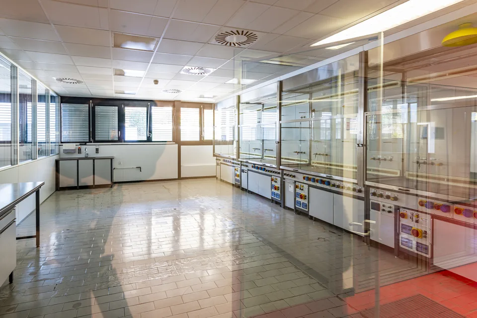 AMPIO SPAZIO COMMERCIALE A TAVERNE