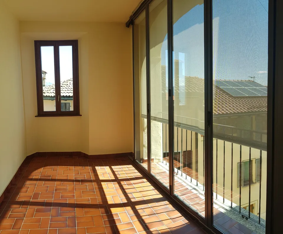 Wir vermieten ein Objekt in einem herrschaftlichen Haus in Cademario, mit teilweisem Seeblick und Kamin