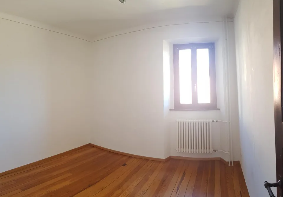 Wir vermieten ein Objekt in einem herrschaftlichen Haus in Cademario, mit teilweisem Seeblick und Kamin