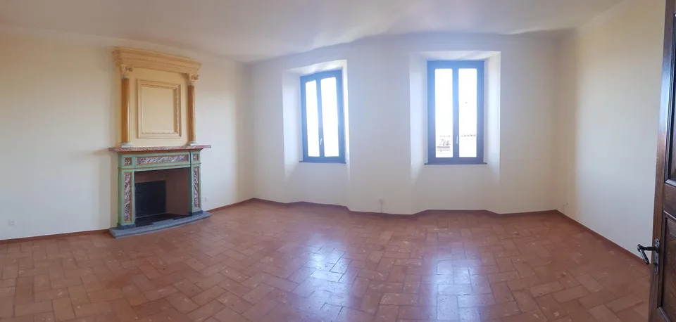 Wir vermieten ein Objekt in einem herrschaftlichen Haus in Cademario, mit teilweisem Seeblick und Kamin