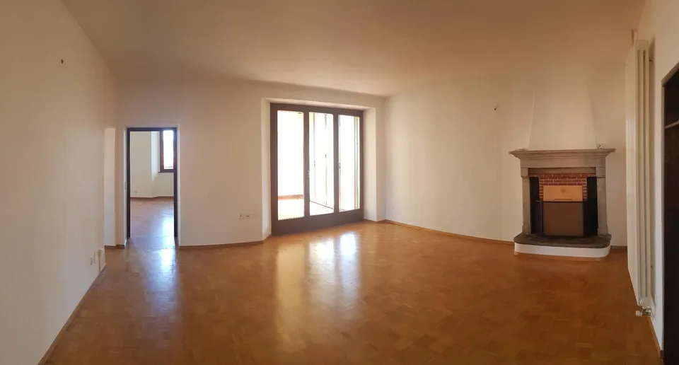 Wir vermieten ein Objekt in einem herrschaftlichen Haus in Cademario, mit teilweisem Seeblick und Kamin