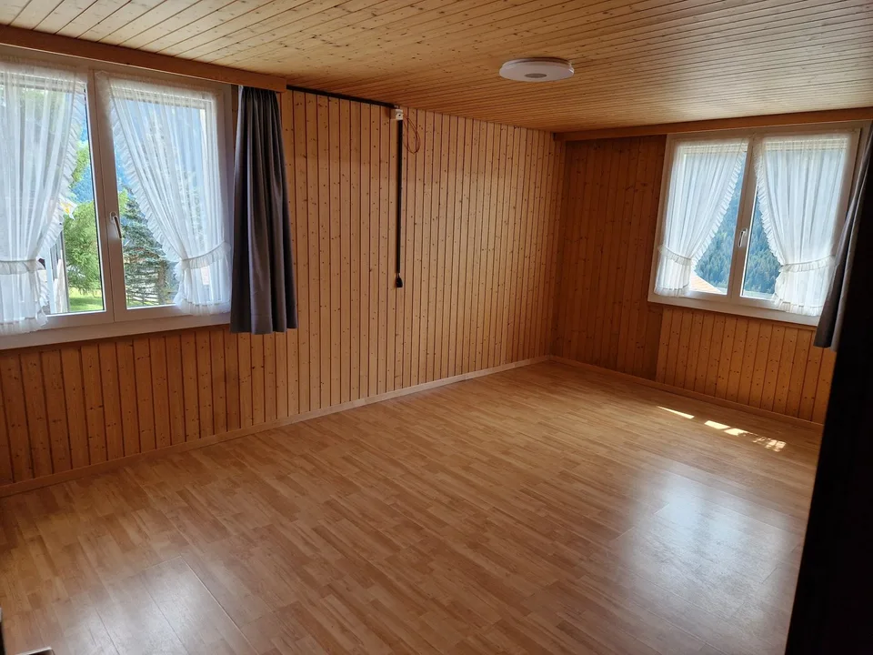 Charmante 5.5-Zimmer-Wohnung mit atemberaubendem Bergblick in Lumbrein – Foto 8 von 14