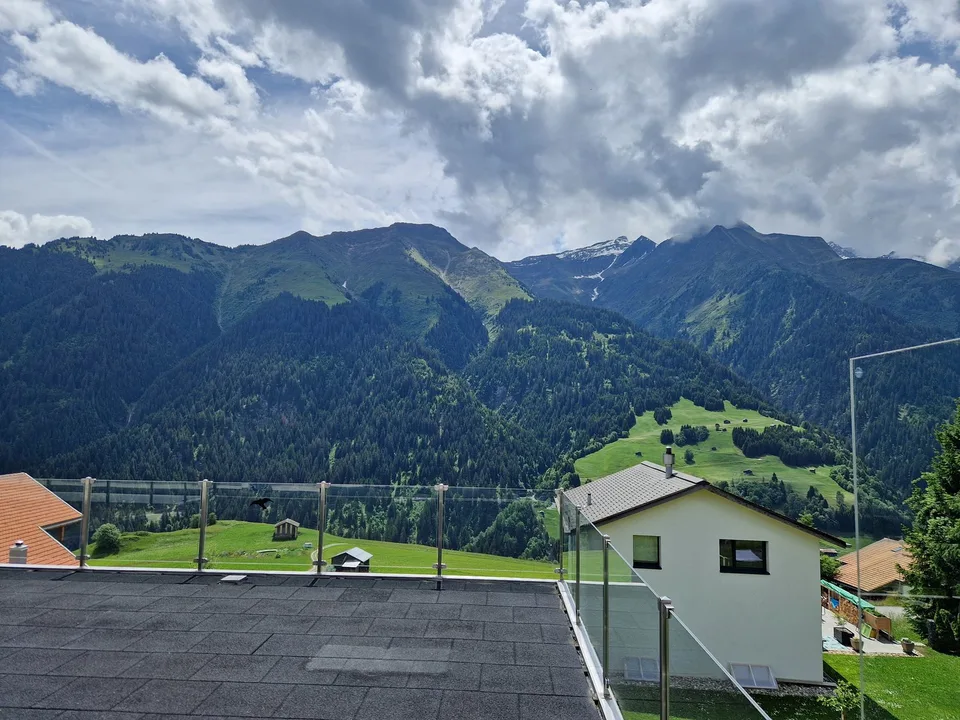 Charmante 5.5-Zimmer-Wohnung mit atemberaubendem Bergblick in Lumbrein – Foto 11 von 14
