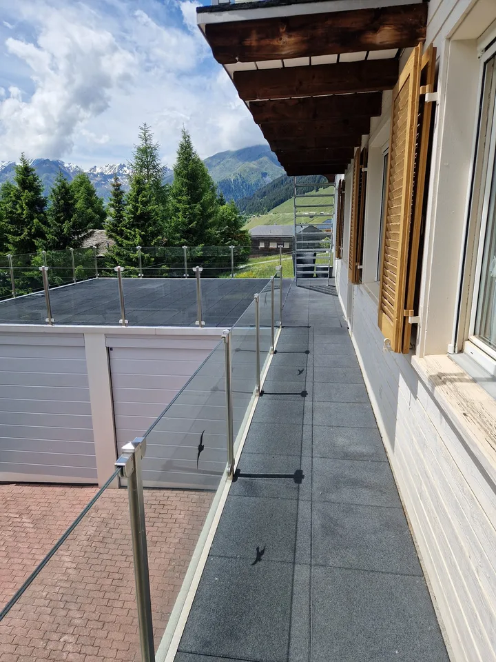 Charmante 5.5-Zimmer-Wohnung mit atemberaubendem Bergblick in Lumbrein – Foto 9 von 14