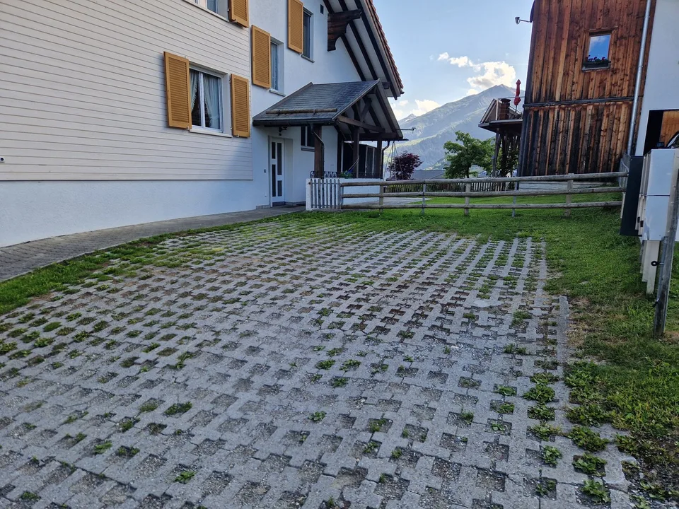 Charmante 5.5-Zimmer-Wohnung mit atemberaubendem Bergblick in Lumbrein – Foto 12 von 14