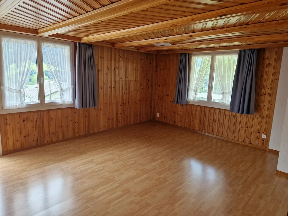 Charmante 5.5-Zimmer-Wohnung mit atemberaubendem Bergblick in Lumbrein – Foto 6 von 14