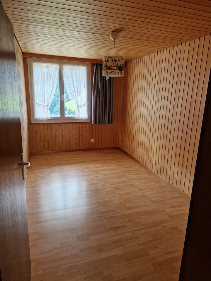 Charmante 5.5-Zimmer-Wohnung mit atemberaubendem Bergblick in Lumbrein – Foto 7 von 14