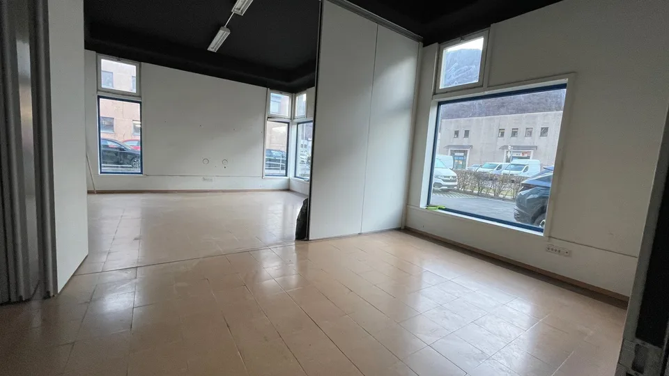 MEZZOVICO - VERKAUFSFLÄCHE IM ERDGESCHOSS AN DER KANTONALSTRASSE