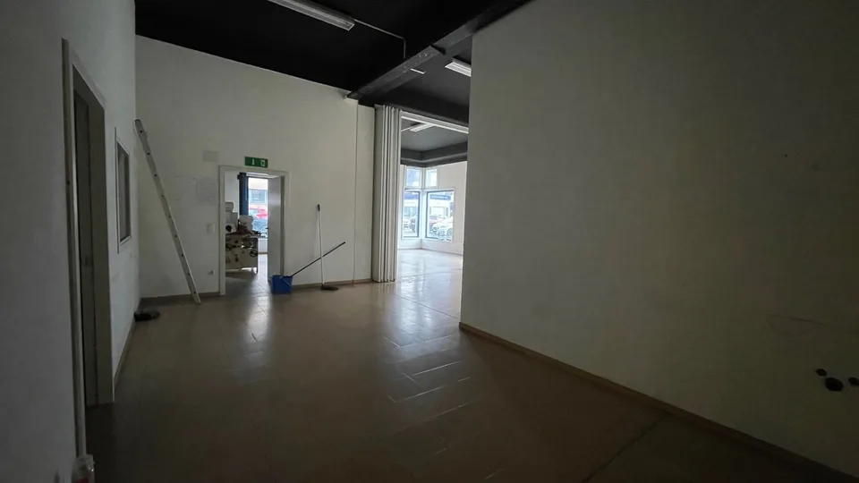 MEZZOVICO - VERKAUFSFLÄCHE IM ERDGESCHOSS AN DER KANTONALSTRASSE – Foto 11 von 12