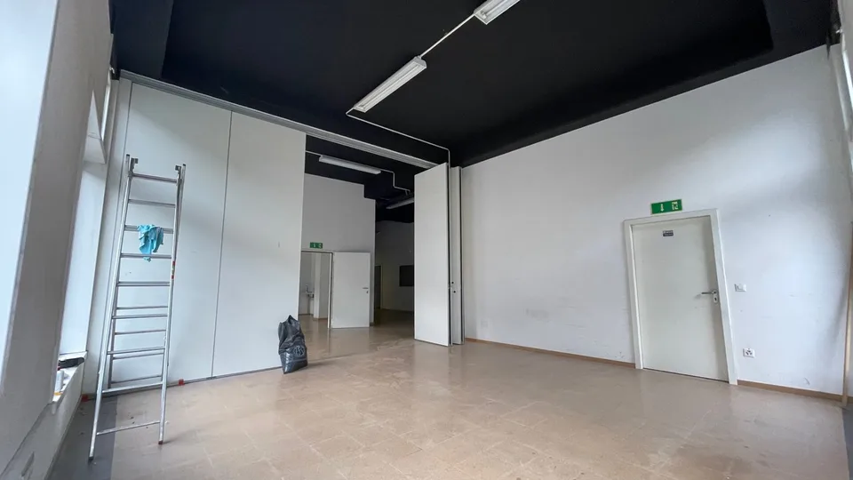 MEZZOVICO - SUPERFICE COMMERCIALE AL PT SULLA CANTONALE