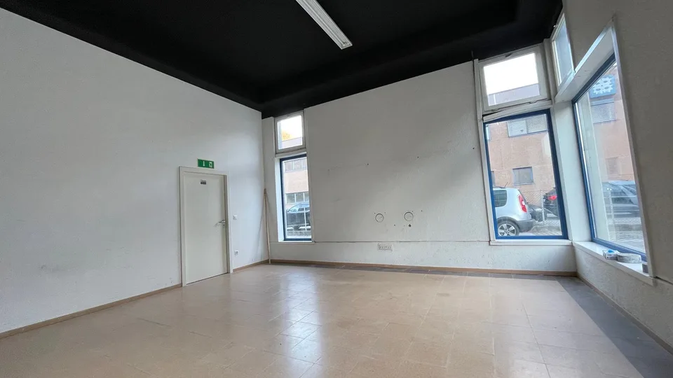 MEZZOVICO - VERKAUFSFLÄCHE IM ERDGESCHOSS AN DER KANTONALSTRASSE