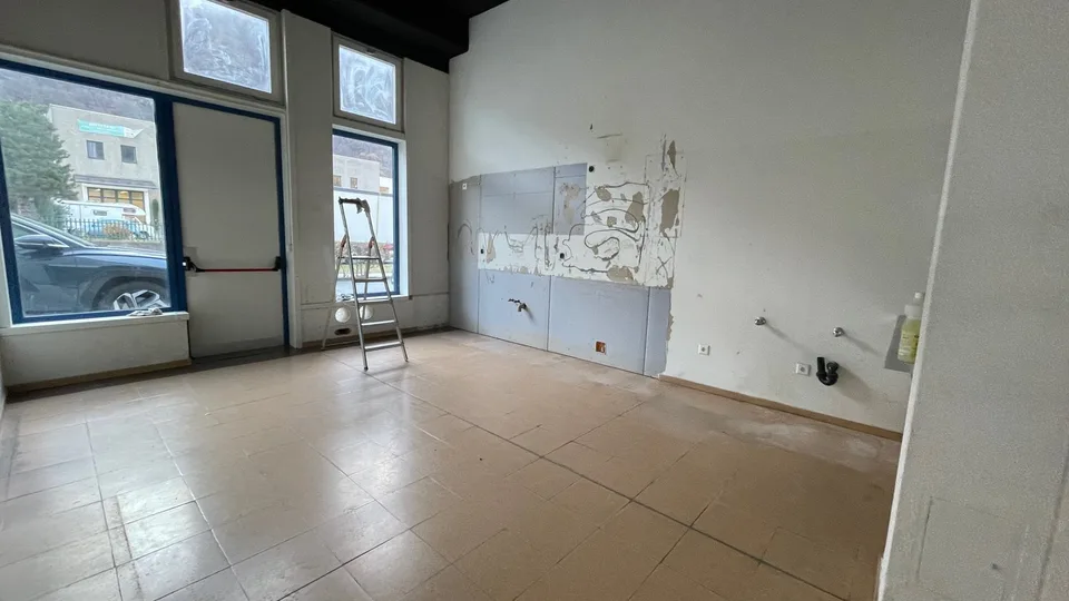 MEZZOVICO - VERKAUFSFLÄCHE IM ERDGESCHOSS AN DER KANTONALSTRASSE