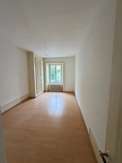Appartement de 2.5 pièces situé au rez-de-chaussée ouest, 1er loyer...