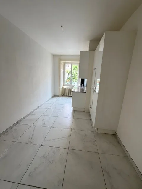 Appartement de 2.5 pièces situé au rez-de-chaussée ouest, 1er loyer...