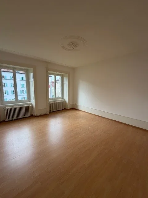 Appartement de 2.5 pièces situé au rez-de-chaussée ouest, 1er loyer...