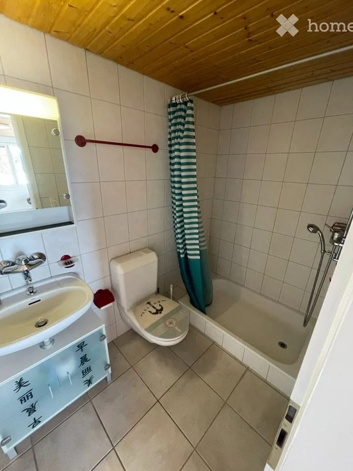Teilmöbliertes Zimmer mit Dusche und WC