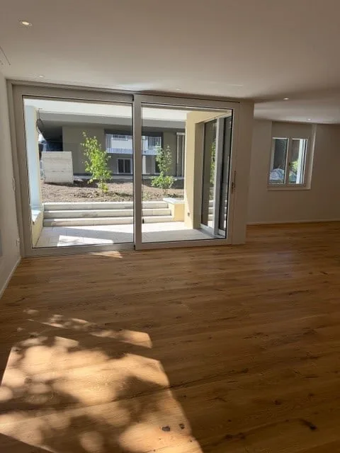 Erstvermietung einer modernen 3.5-Zimmer-Neubau-Wohnung im Erdgeschoss in Bassersdorf